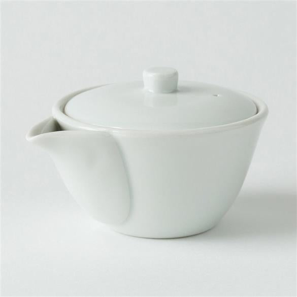 The Porcelain Hohin teapot has a smooth surface.
